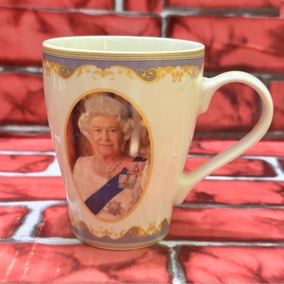 Queen Elizabeth II Commemorative Coffee Mug - Picture 1 of 9